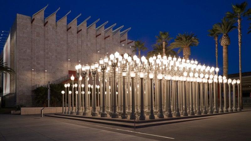 Chris Burden, Urban Light, 2008, Los Angeles County Museum of Art, Urban Light is made possible by Willow Bay and Bob lger, and is open 24 hours a day thanks to their generosity. Special thanks to the Brandon-Gordon family for their founding support of the 2008 installation, © Chris Burden/licensed by The Chris Burden Estate and Artists Rights Society (ARS), New York, photo © Museum Associates/LACMA  